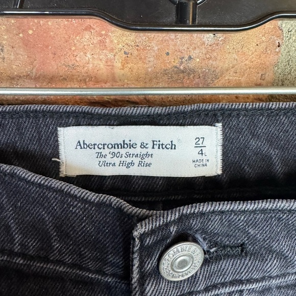Abercrombie & Fitch The 90s Straight Ultra High Rise Distressed Black Jeans - Picture 2 of 3